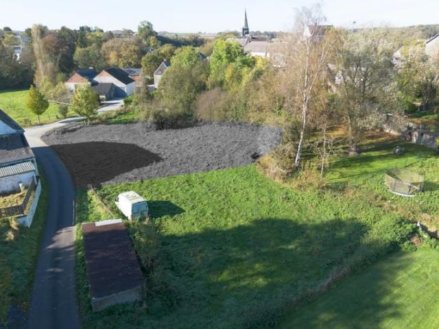 Beau terrain de près de 9 ares dans le centre du village