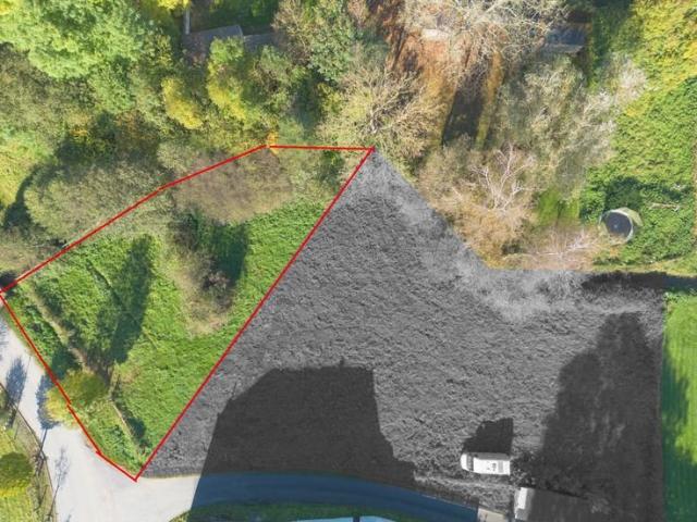 Beau terrain en zone constructible dans le centre du village