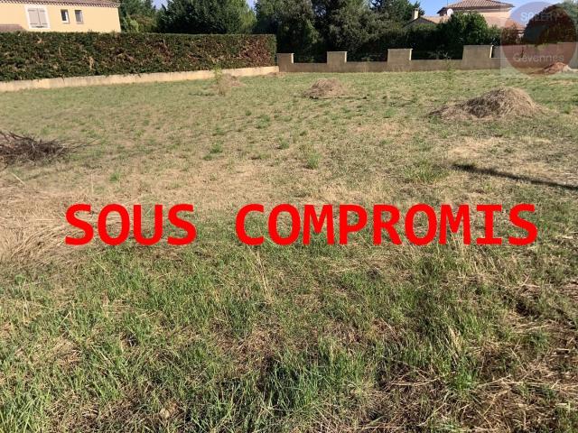 Beau terrain plat constructible de 1200 m²