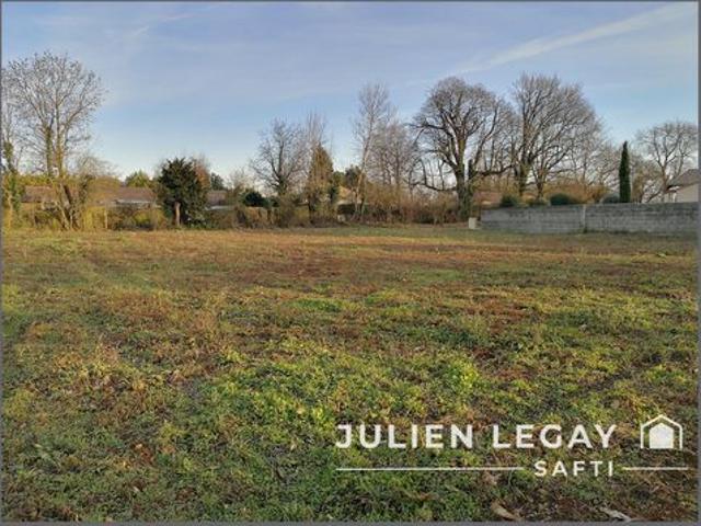 BEAU TERRAIN PLAT et VIABILISE DE PLUS DE 1700 m²