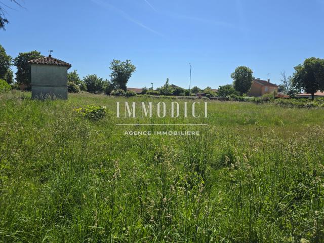 Beau terrain plat, hors lotissement et proche centre village