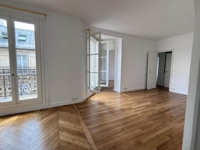 BEAU 3 PIECES AVEC BALCON FILANT