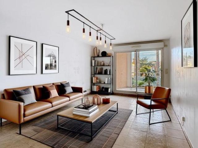 Beau 3 pièces, avec terrasse et balcon, résidence avec piscine