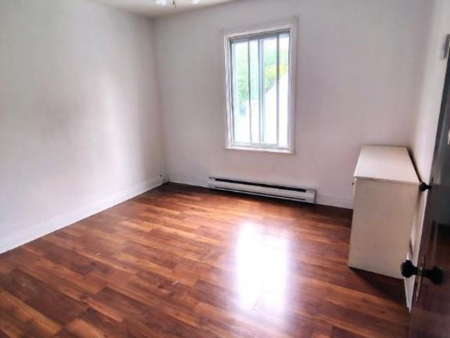 BEAU 4 1/2 AVEC EMPLACEMENT EXCEPTIONNEL!