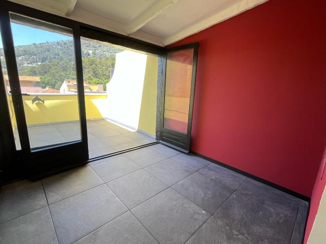 Beau 4 pièces renové, terrasse et vu dégagée + grand garage