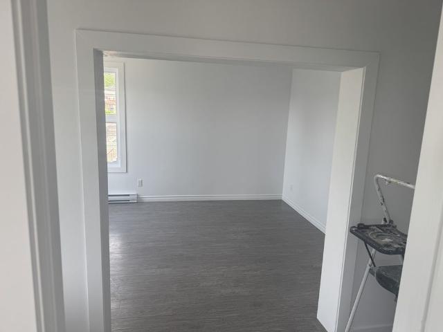 Beau 5 1/2 Au 2e étage D’un Triplex Réno