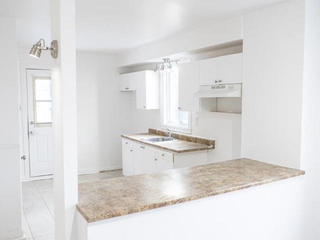 Beau 5 et demi MONTCALM 1550$ CHAUFFÉ STATIONNEMENT INCLUS