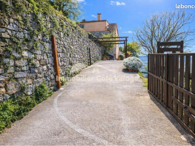 Beaucoup de quiétude pour cette propriété avec villa de 150m