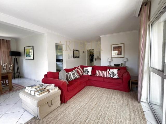 Beaucoup de raffinement pour cet appartement, à 500 m de la plage d'Eyrac, beaux extérieurs, sans vis à vis