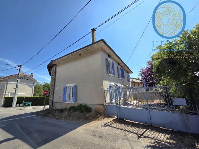 Beaucroissant, maison ancienne avec jardin