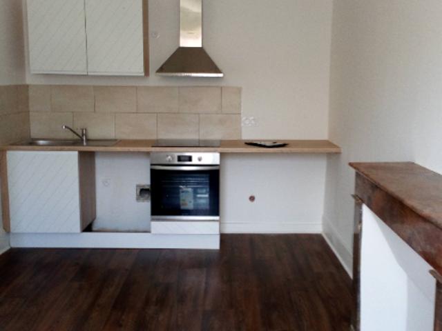 BEAUPREAU, appartement T.2 rénové en centre ville