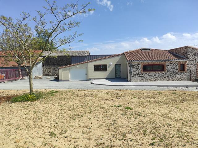 BEAUPREAU, grange rénovée en campagne, 115 m² habitable avec garage et jardin