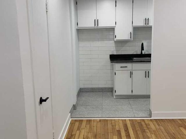 Beautiful 3 1/2 Mount Royal 1 Bedroom Apartment for Rent at 6540 Avenue Wilderton, Montréal, QC H3S 2L5 Parc Kent