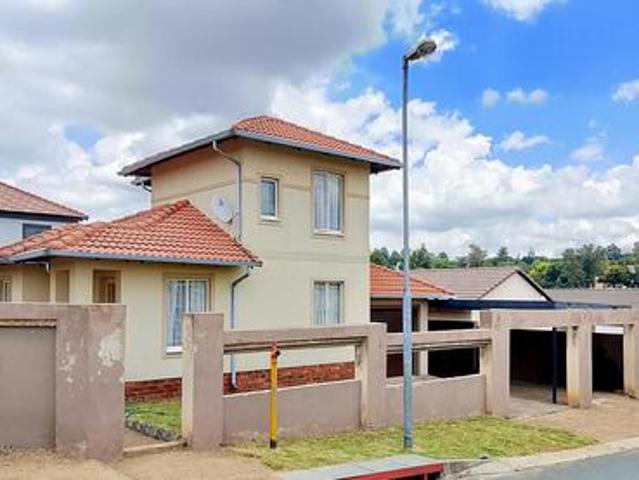 beautiful 3 bed 2 bath single garage.