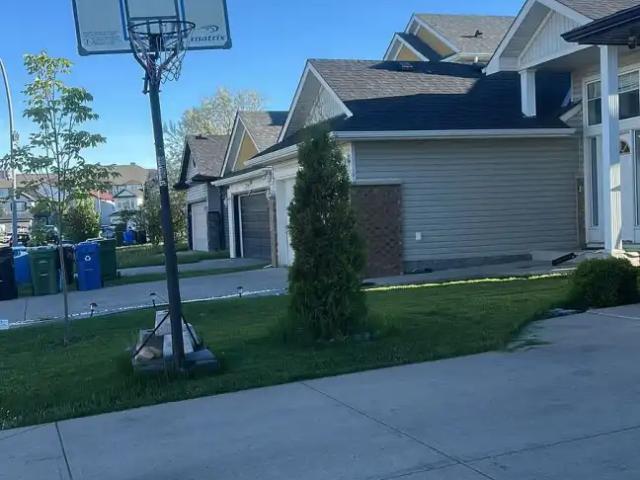 Beautiful 3 bed, bonus room, and front attached double Garage
