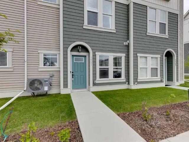 Beautiful 3 Bedroom + Den Townhouse with garage!