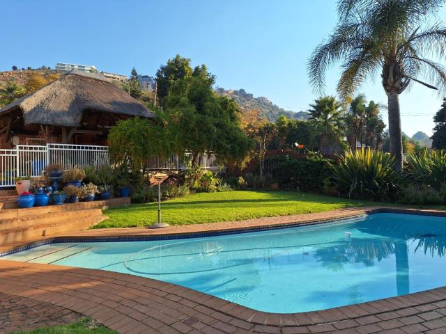 Beautiful 3 Bedroom Home with Cottage or Office Space