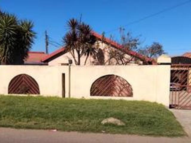 beautiful 3 bedroom house on the mar.
