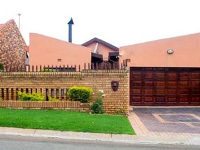 beautiful 3 bedroom house on the mar.