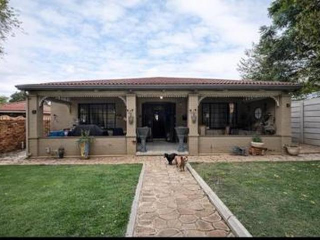beautiful 3 bedroom house on the mar.