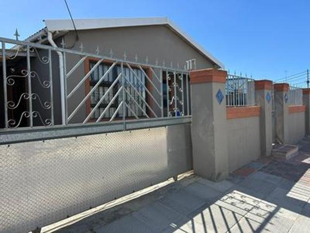 beautiful 3 bedroom house in mfuleni.