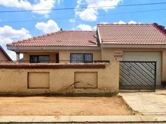 beautiful 3 bedroom house with 1 out.