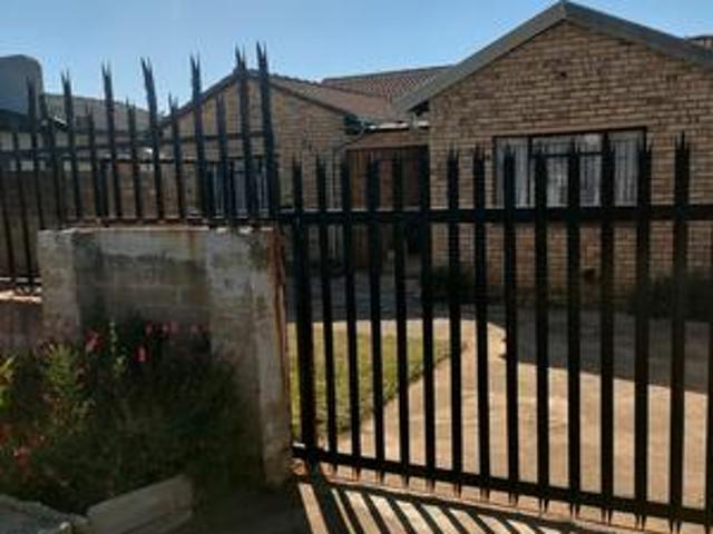 beautiful 3 bedroom samyface house o.
