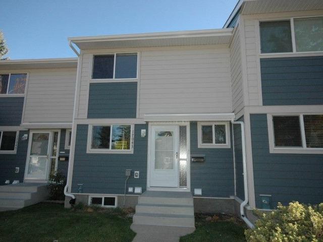 Beautiful 3 Bedroom Townhouse Backing Onto Green Space in Country Roads