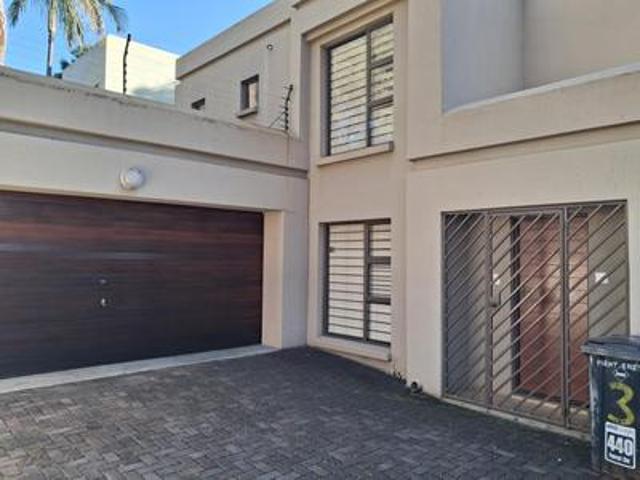 beautiful 3 bedroom townhouse duplex.