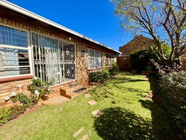 beautiful 3 bedroom townhouse on the.