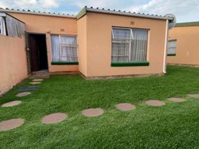 beautiful 3 bedroom townhouse on the.