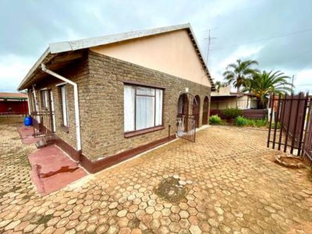 beautiful 3 bedroom, 2 bathroom hous.