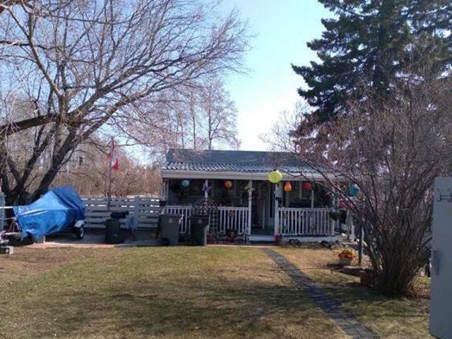 Beautiful 3 Season Cabin in Alberta Beach