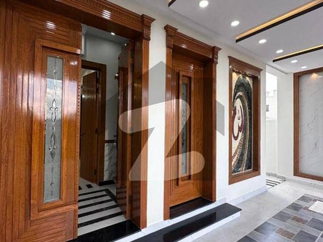 Beautiful 10 Marla Bungalow In Top City 1