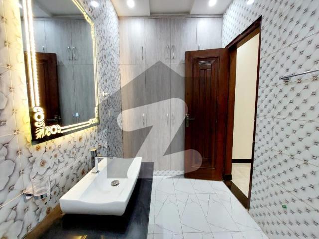 Beautiful 10 Marla House For Rent | Prime Location | Spacious | Well Maintain Like Brand New | Family Home | Near Park, Mosque & Market Bahria Town Phase 3