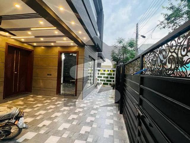 Beautiful 10 Marla stylish house for sale in UET housing society