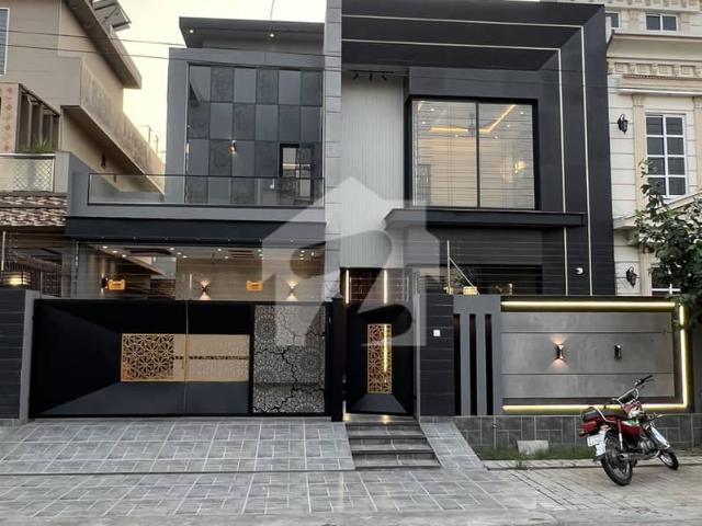 Beautiful 10 Marla Ultra Modern House For Sale In Central Park Housing Society Lahore
