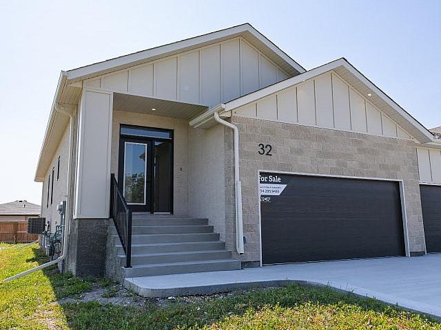 Beautiful 1360sqft Bungalow W/ Full Bsmt & Dbl attached Garage!