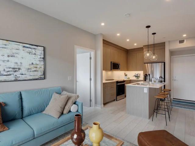 BEAUTIFUL 2 BEDROOM AND DEN AND 2 BATHROOM UNIT IN THE LOCKWOOD!