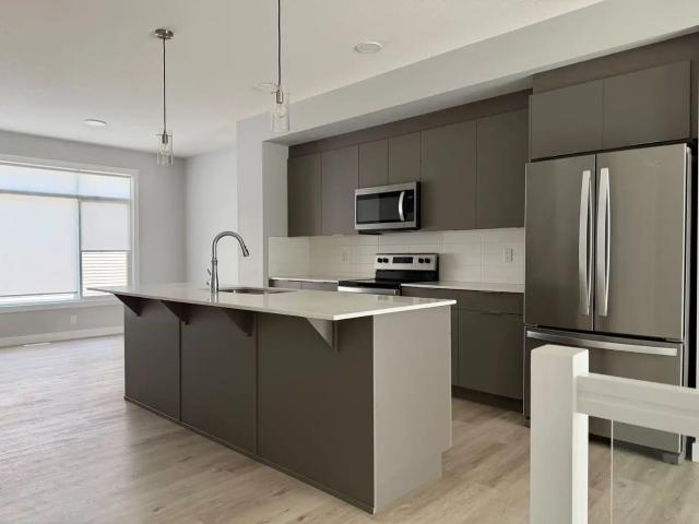 Beautiful 2 Bedroom + Den. 2.5 Bath townhome IMMACULATE