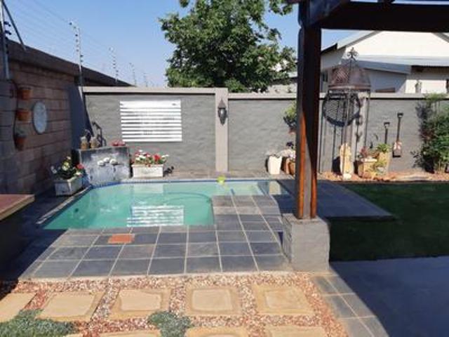 beautiful 2 bedroom home on the mark.