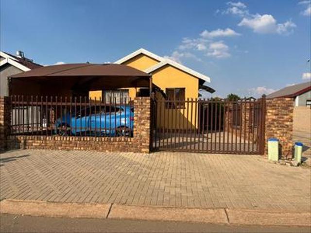 beautiful 2 bedroom house on the mar.