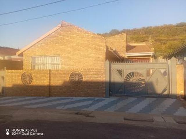 beautiful 2 bedroom house on the mar.