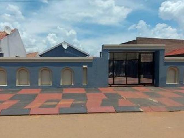 beautiful 2 bedroom house on the mar.