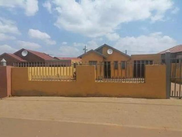 beautiful 2 bedroom house on the mar.