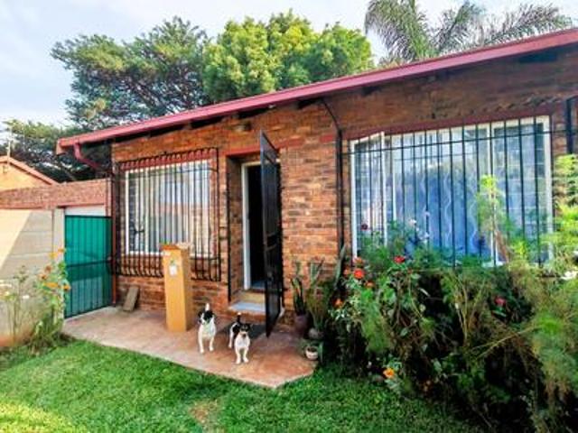 beautiful 2 bedroom townhouse in highveld