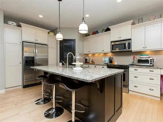 Beautiful 3+1 Bedroom Home in Aspen Hills | A/C | Double Garage | 3.5 Bathroo