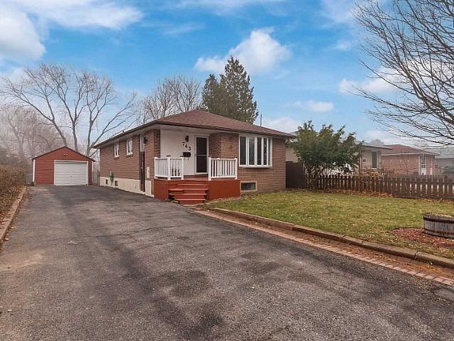 Beautiful 3+2 Bd Brick Bungalow No Neighbours Behind *pickering
