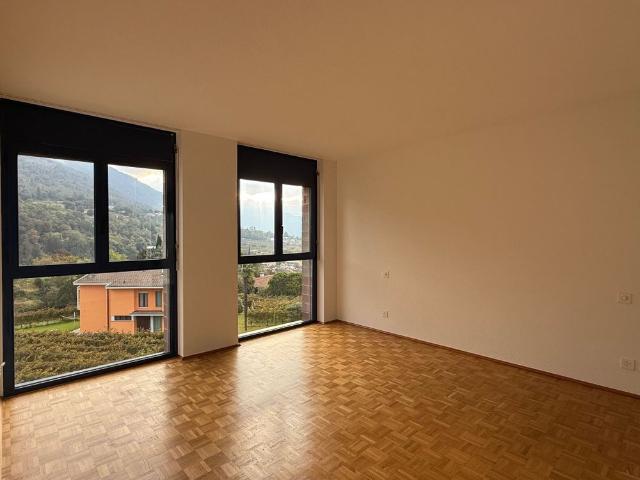 Beautiful 4.5 loc. in very convenient quiet location with views of the vineyards