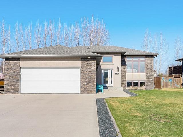 Beautiful 4 Bedroom + Gym, 3 Bathroom Home In Niverville !
